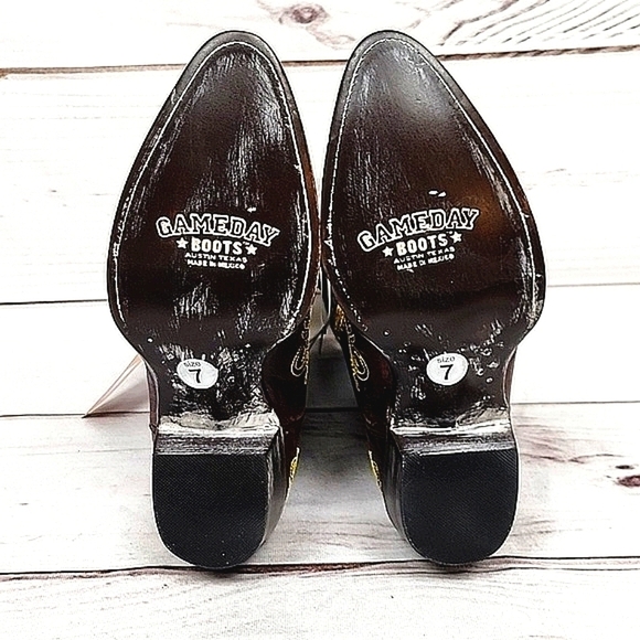 Gameday NCAA Iowa Hawkeyes Women's Sz 7 Embroidered Distressed Leather Boots NWT - Picture 9 of 10